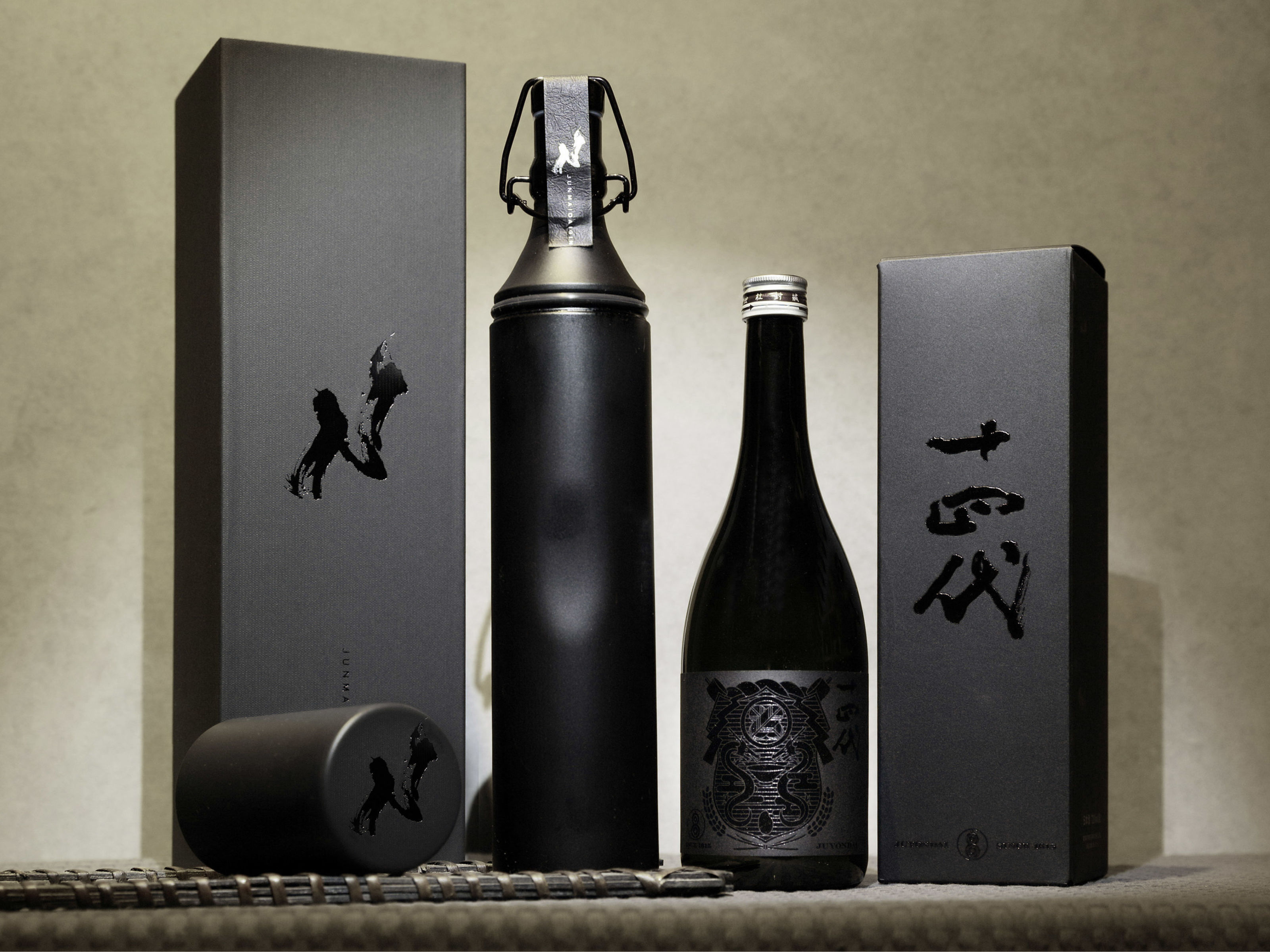 日本酒　14代 用高腳杯品嘗的夢幻清酒！中田英壽「N Sake」、十四代「黑標