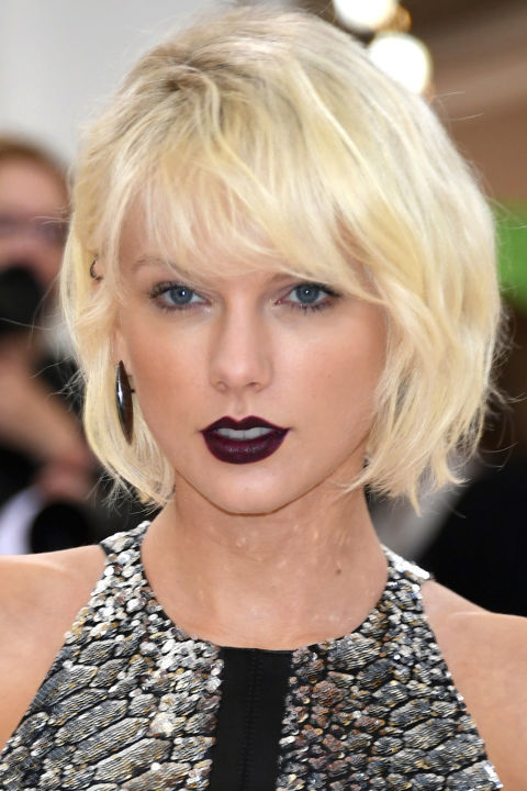 呼应科技感主题,taylor swift画上暗紫红色调的唇彩,搭配俐落的金色