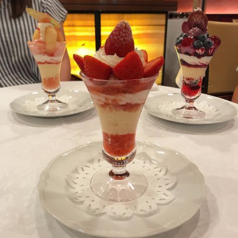 恋姬」草莓等,再与果酱,果冻层层叠叠,堆砌出四款水果妆点的豪华圣代